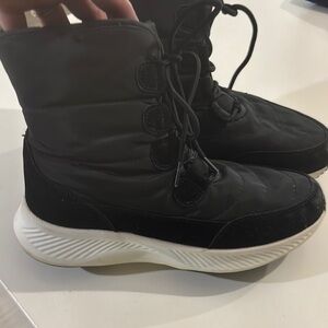 Black Women's Winter Boots sz 39, fits 8-8.5